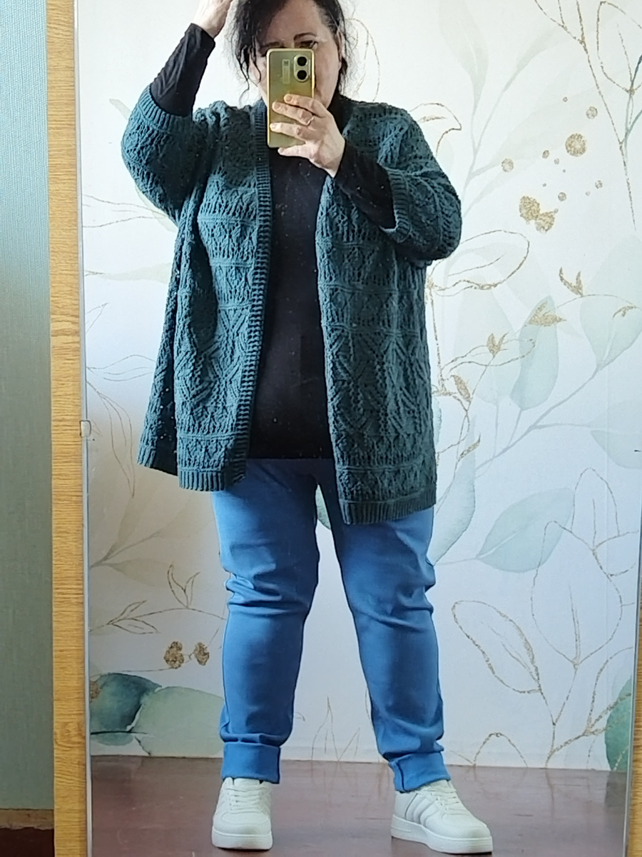 От оригинала жакета от Боден (по схемам Даши-Вязунчика) остались только узоры. Ношу или с черной водолазкой...