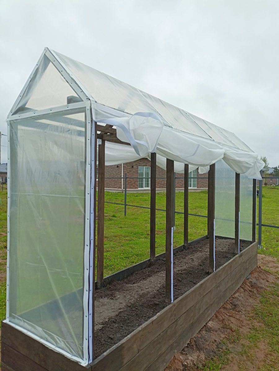 Дорожка рядом с парником вся в глине. Будем исправлять.