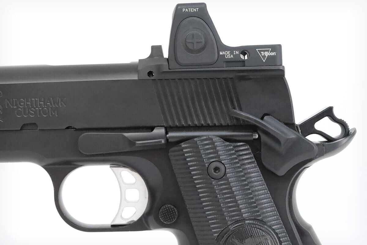 Удлиненный предохранитель для большого пальца, предохранитель спусковой скобы, затворная задержка и кнопка извлечения магазина изготовлены из высококачественных, тщательно обработанных компонентов, которые подверглись профессиональной сборке.