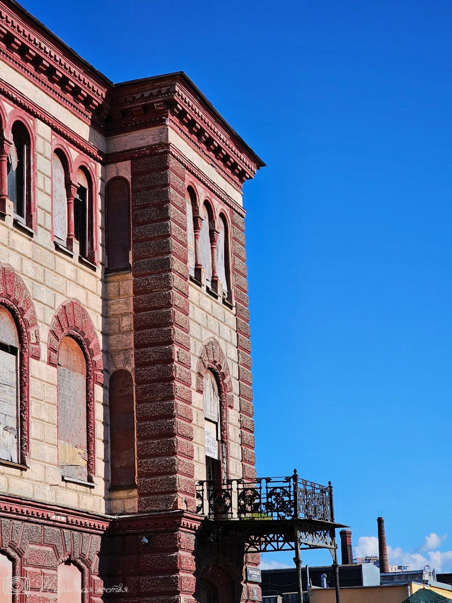 С улицы сразу заметен балкончик на втором этаже. Фото: Парадная гостья