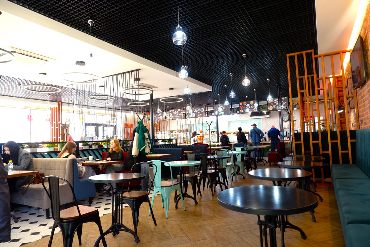 В зале есть и столики, и диванчики