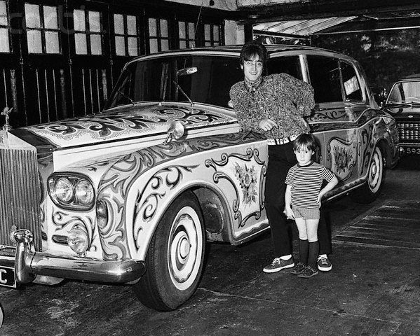 Джон Ленон с сыном возле своего Роллс-Ройса
