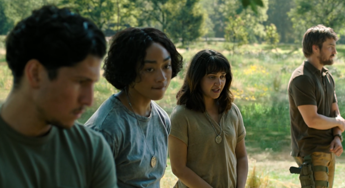 Мэнни (Дэнни Рамирез) Нора (Тати Габриэль) Мэл (Ариэла Барер) и  Оуэн (Спенсер Лорд) у могил Цикад