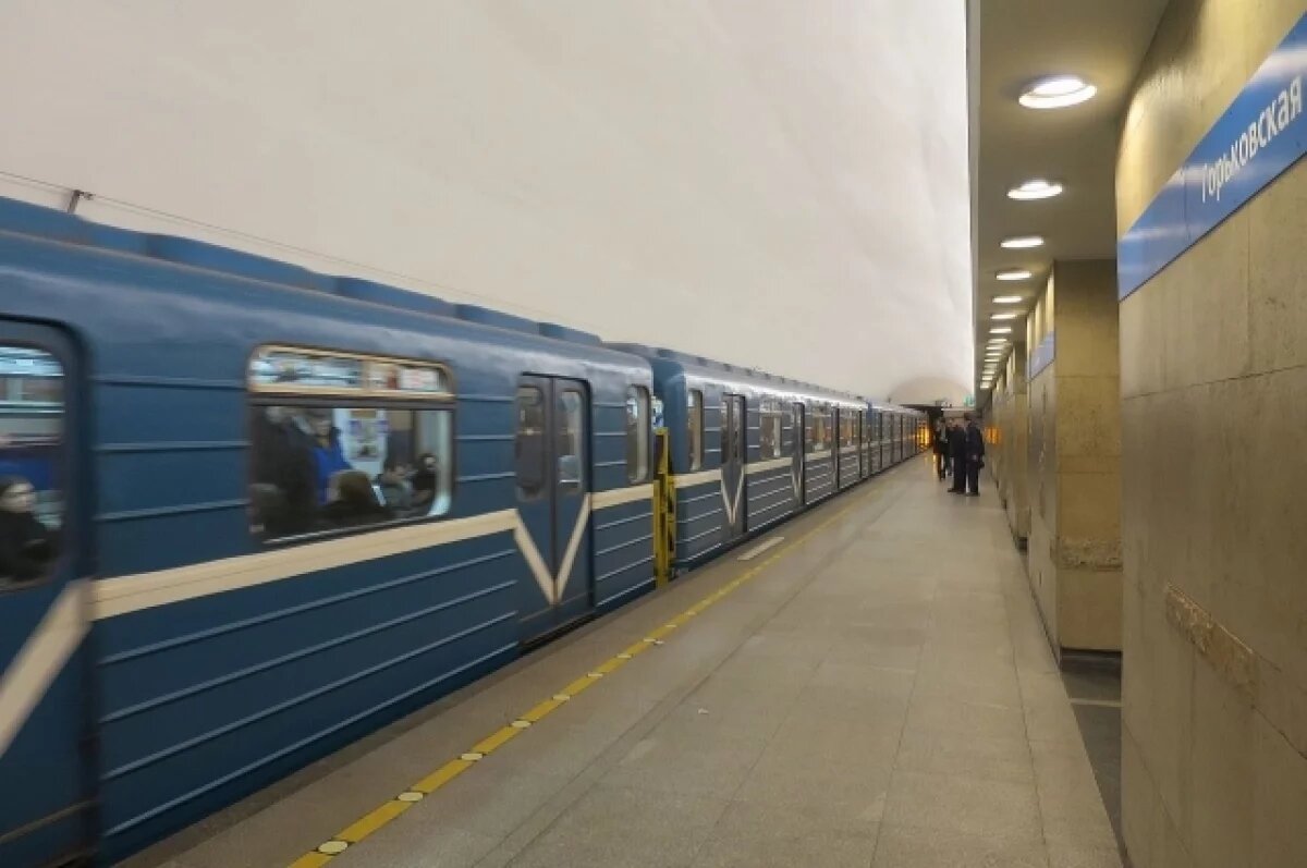    В Петербурге вандал разрисовал два вагона метро на «Горьковской»