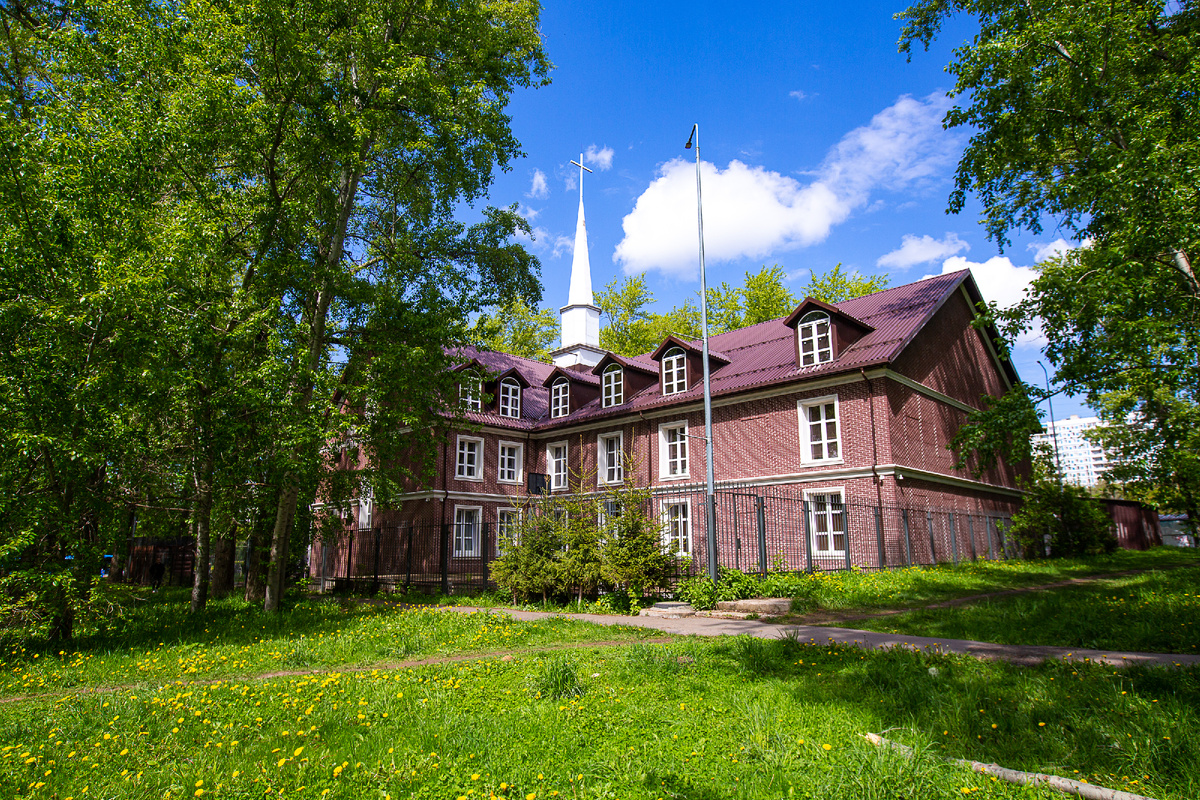 Московская центральная церковь Ассамблея Бога христиан веры евангельской пятидесятников (бывший клуб "Строитель"). Москва, район Солнцево. Фото автора статьи 