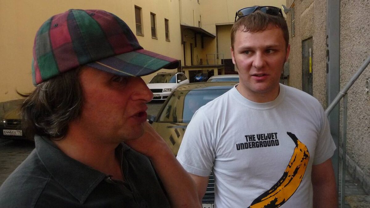 Сантим (гр. БАНДА ЧЕТЫРЕХ) и Артем Бурцев перед фестивалем "Обратная Перспектива" в Москве. 30 мая 2011 года. Фото из тг-канала "Серцелев"