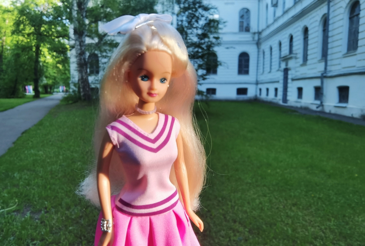 Изабелла на фоне университета ТГУ