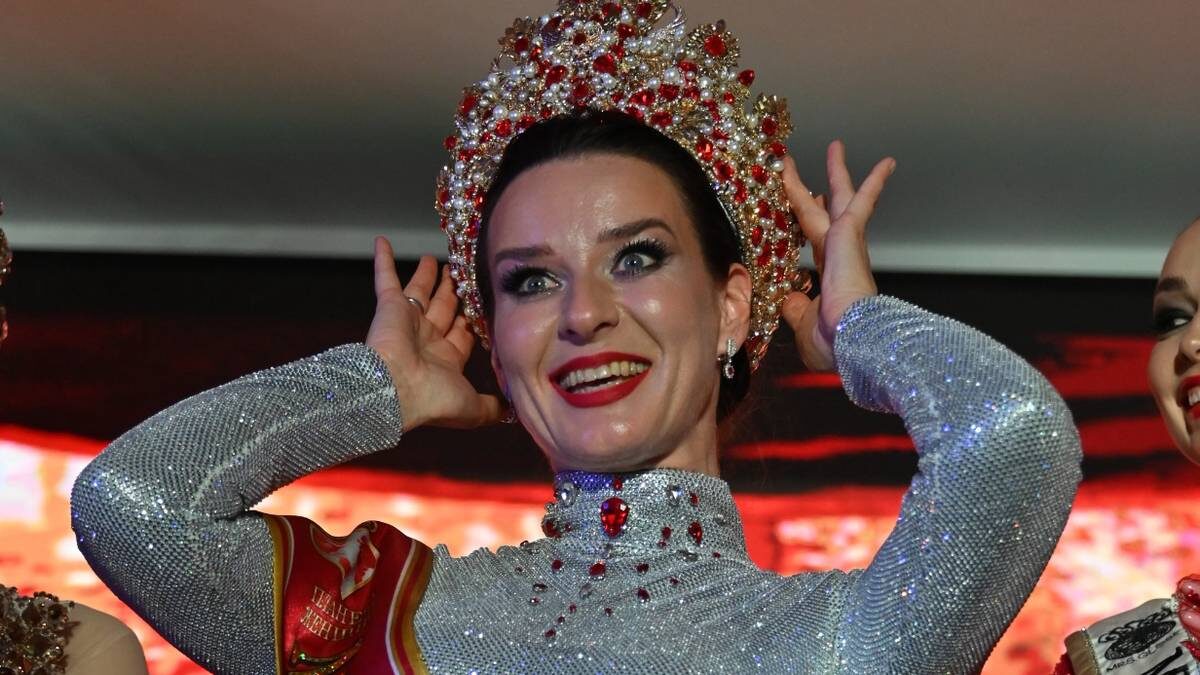    «Миссис Москва 2025» Марина Куклачева поднялась на сцену в серебряном платье, на воротнике которого будто танцевали языки пламени / Фото: Александр Кочубей / Вечерняя Москва