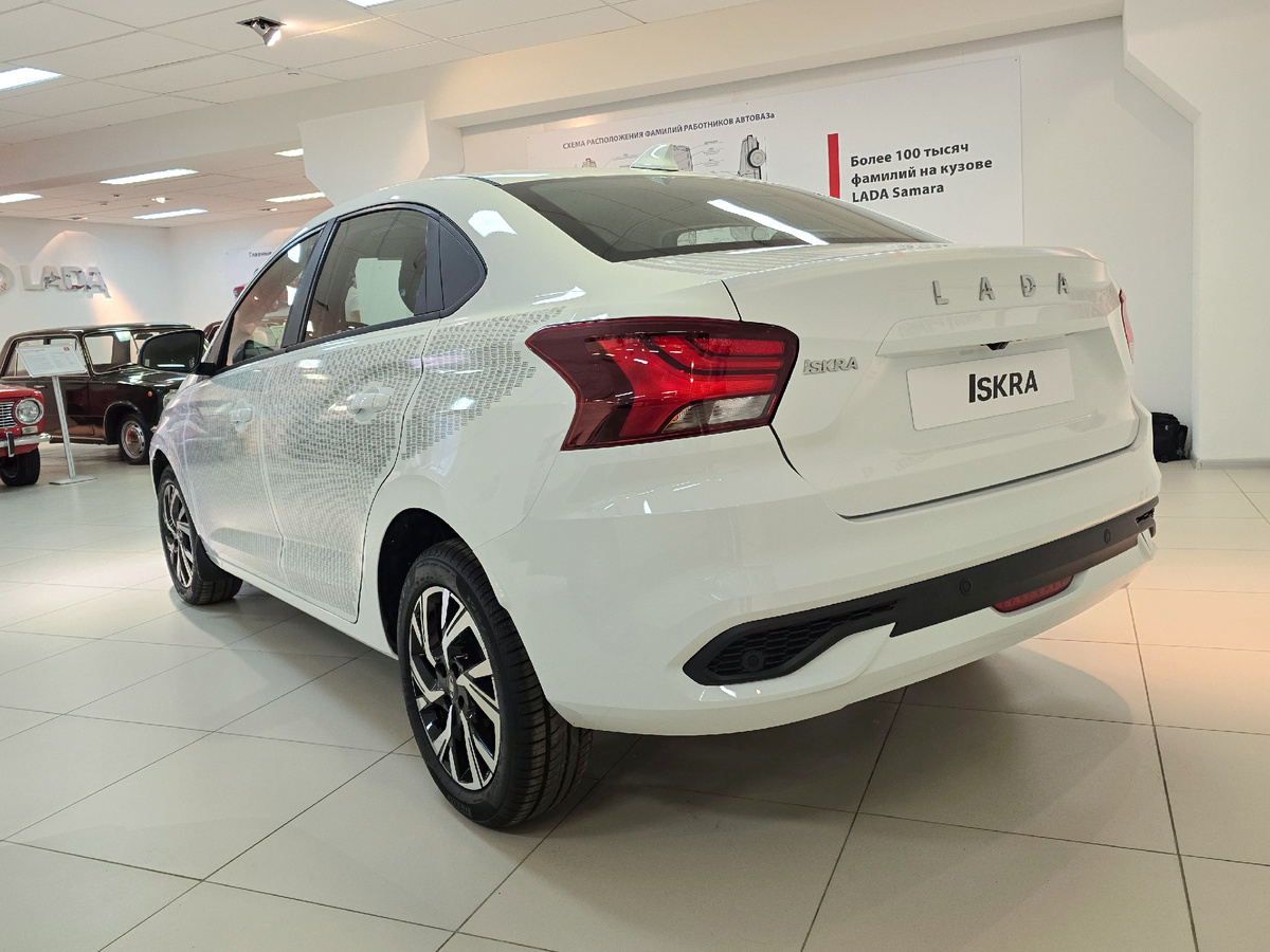 Сзади присутствуют 4 датчика парковки и камера заднего вида.