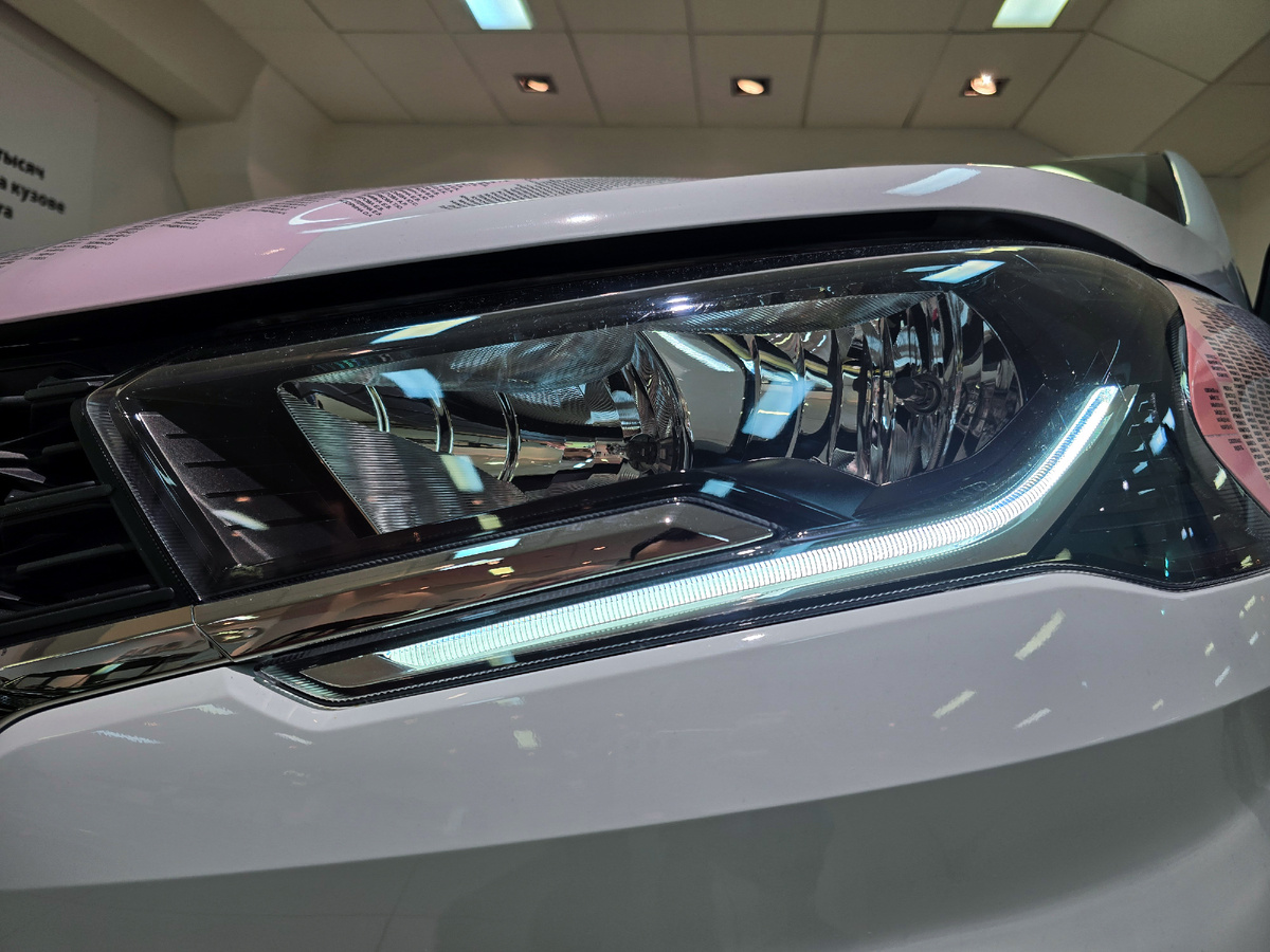 Стильное решение! ДХО в фарах объединены с указателями поворота.