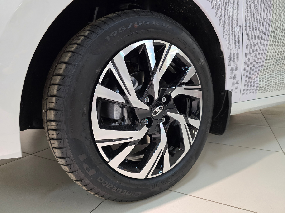 Диски с резиной Pirelli размерностью 195/55 R16. В базовой версии будут чёрные штампы с резиной R15.