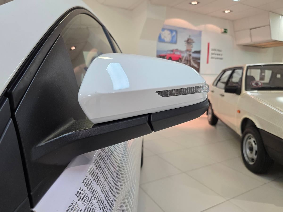 Повторители поворота интегрированы в боковые зеркала, которые у Искры унифицированы с Вестой.