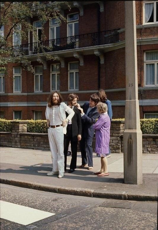 через пять секунд они пойдут через дорогу