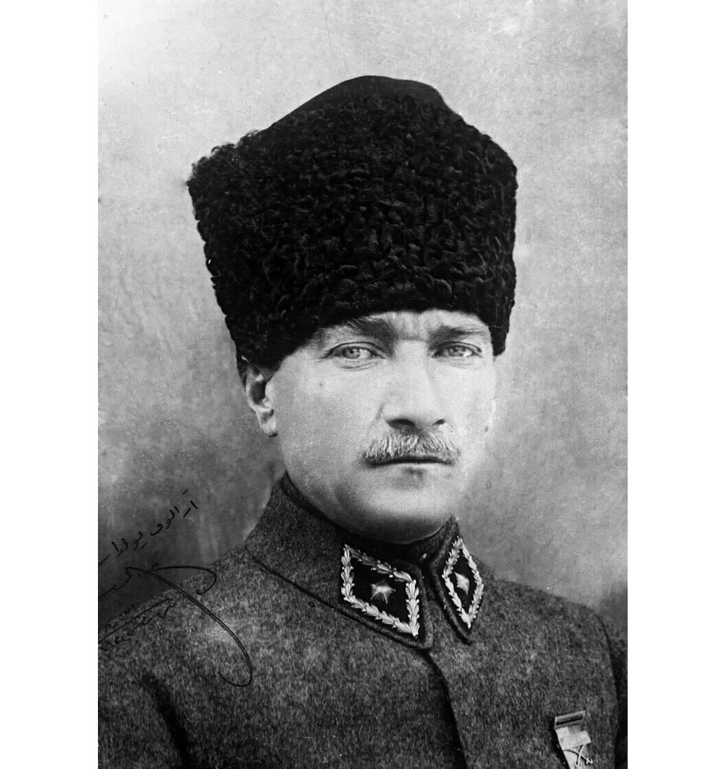 Мустафа Кемаль Ататюрк (1881 — 1938) — турецкий государственный, политический и военный деятель, основатель и первый президент Турецкой республики (1923–1938)