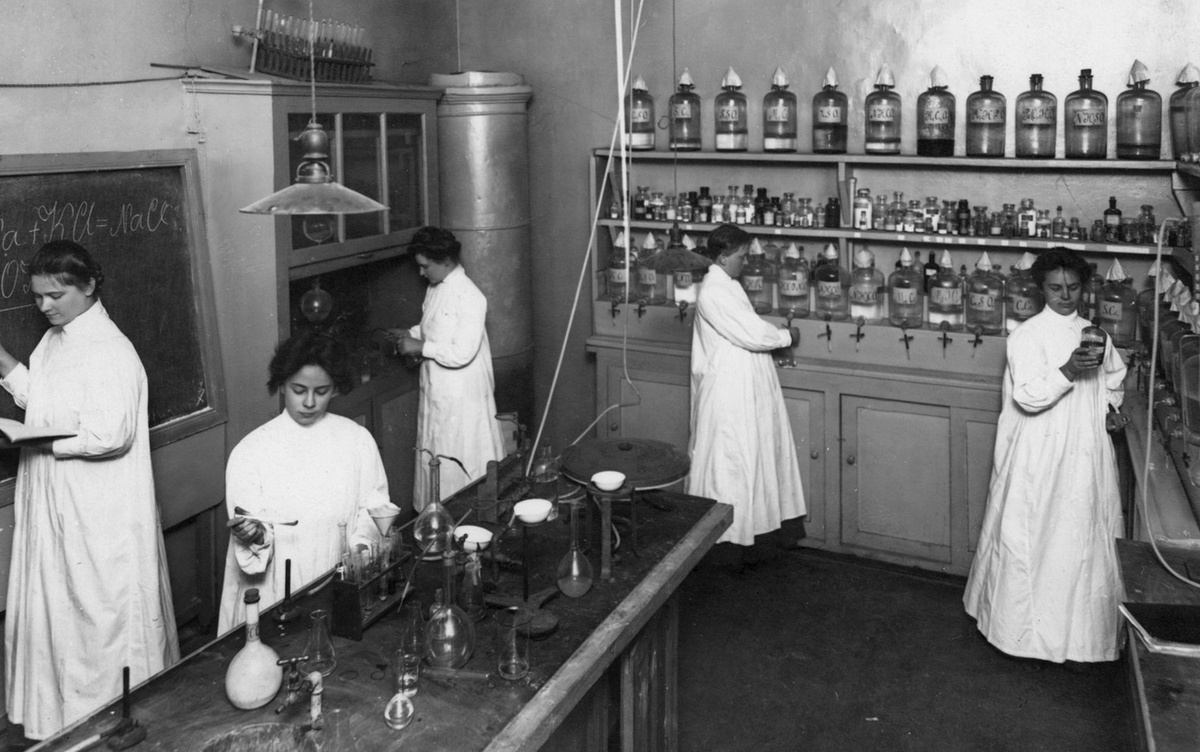Курсистки за изучением химических составов лекарств. Санкт-Петербург, 1912 г.
Фото: Фотоателье Карла Буллы / ЦГАКФФД СПб
