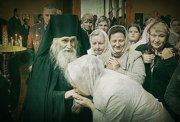 Как возникла традиция целовать благословляющую руку священника?