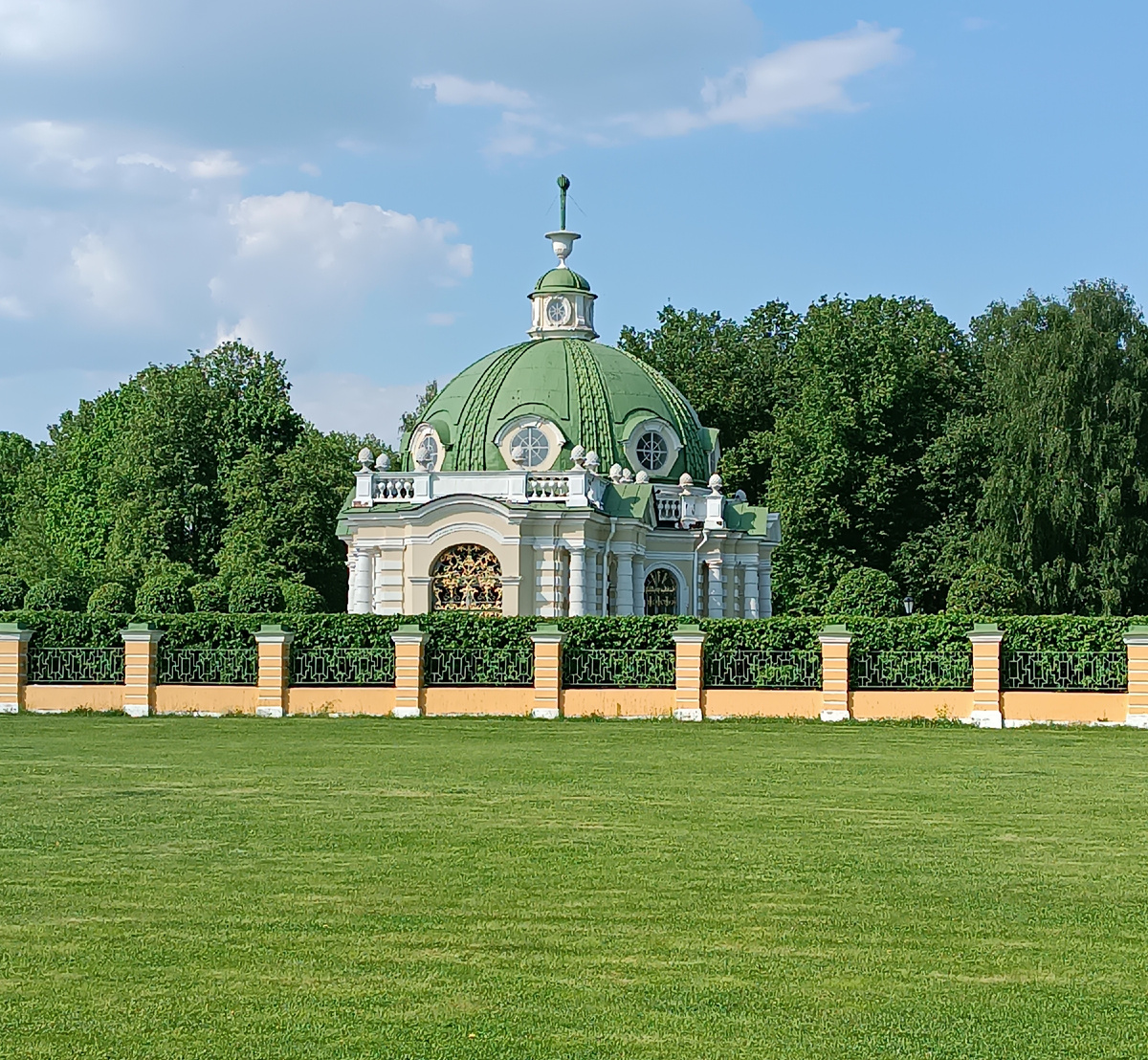 Грот в парке "Кусково"