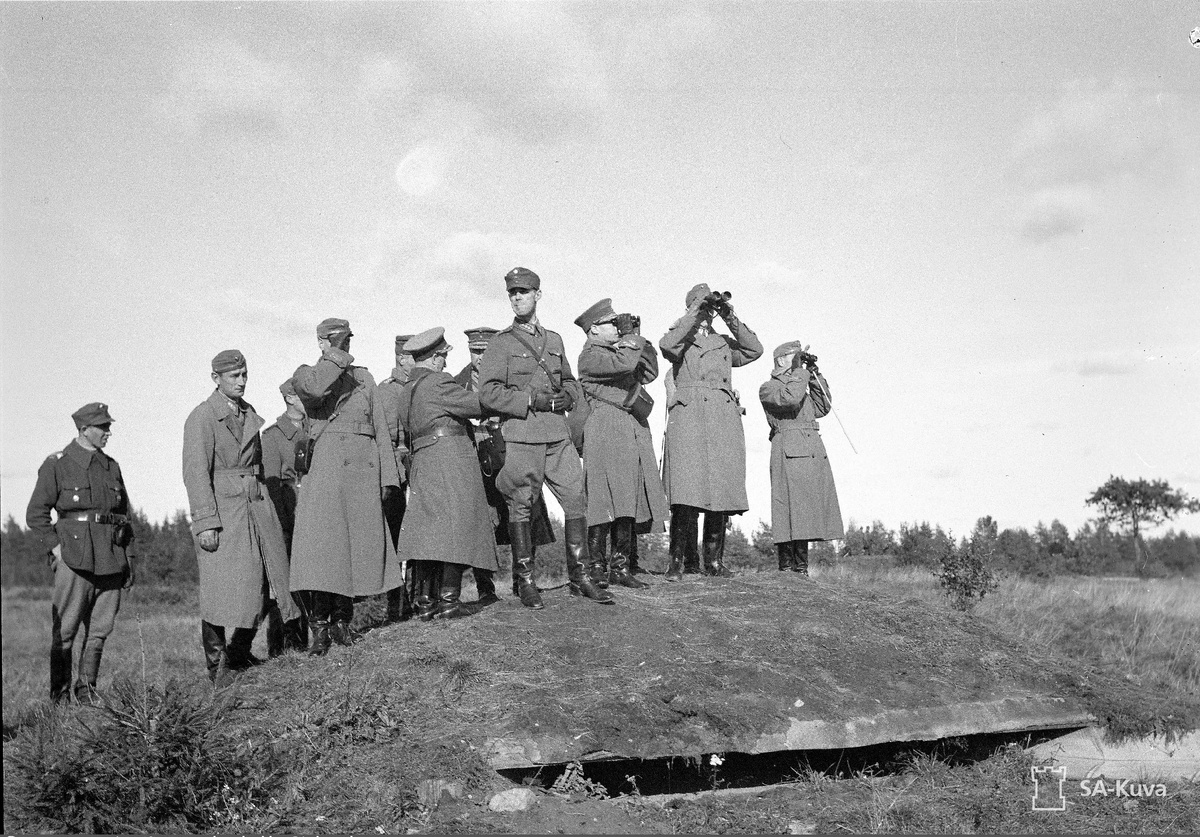 Маршал Карл Густав Маннергейм с генералами своего штаба осмотривают в бинокли советскую оборону на Карельском перешейке