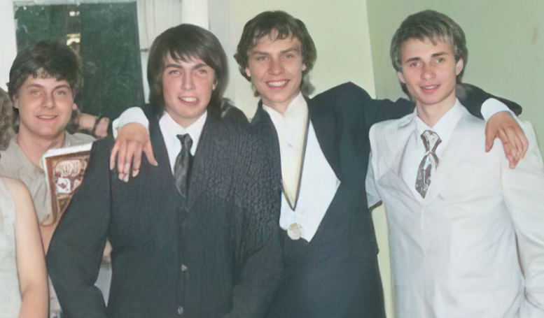 Михаил Пшеничный (второй слева) в школьные годы