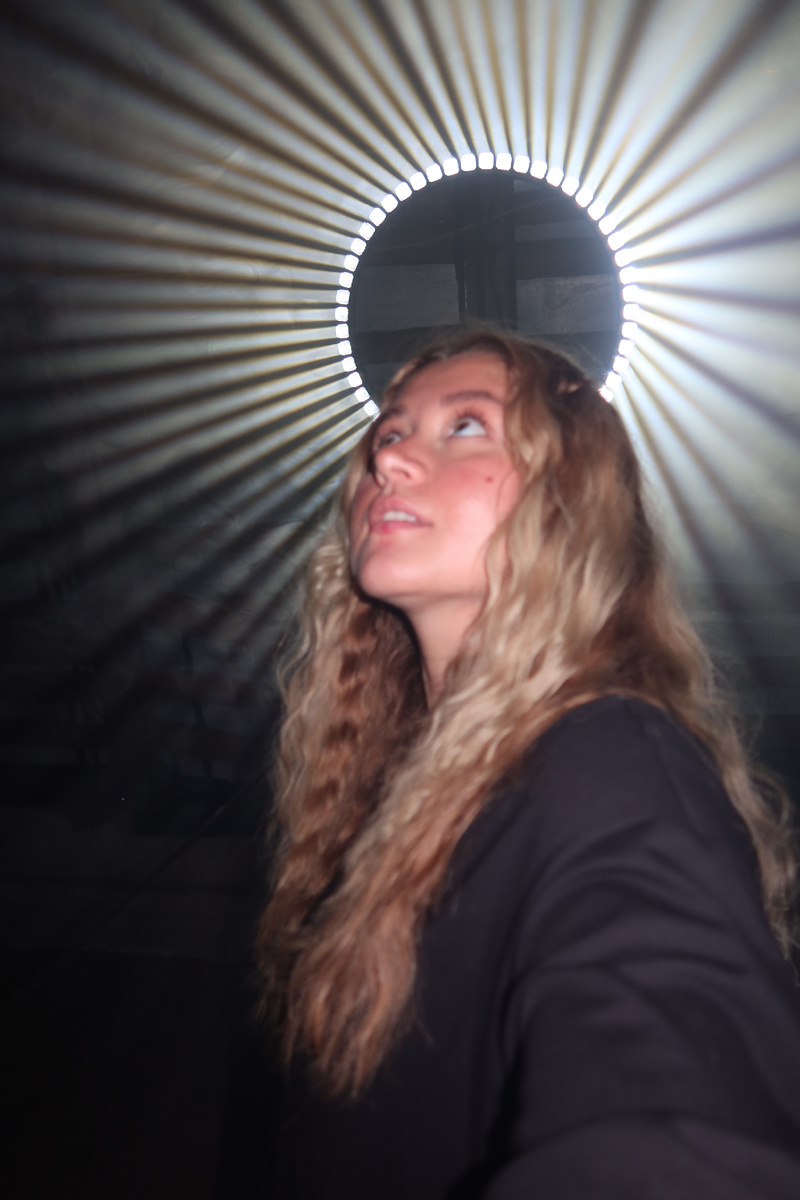 Самое завораживающее для меня в этой локацит-кольцевой свет, очень понравилось расположение и взаимодействие с дымом в комнате 