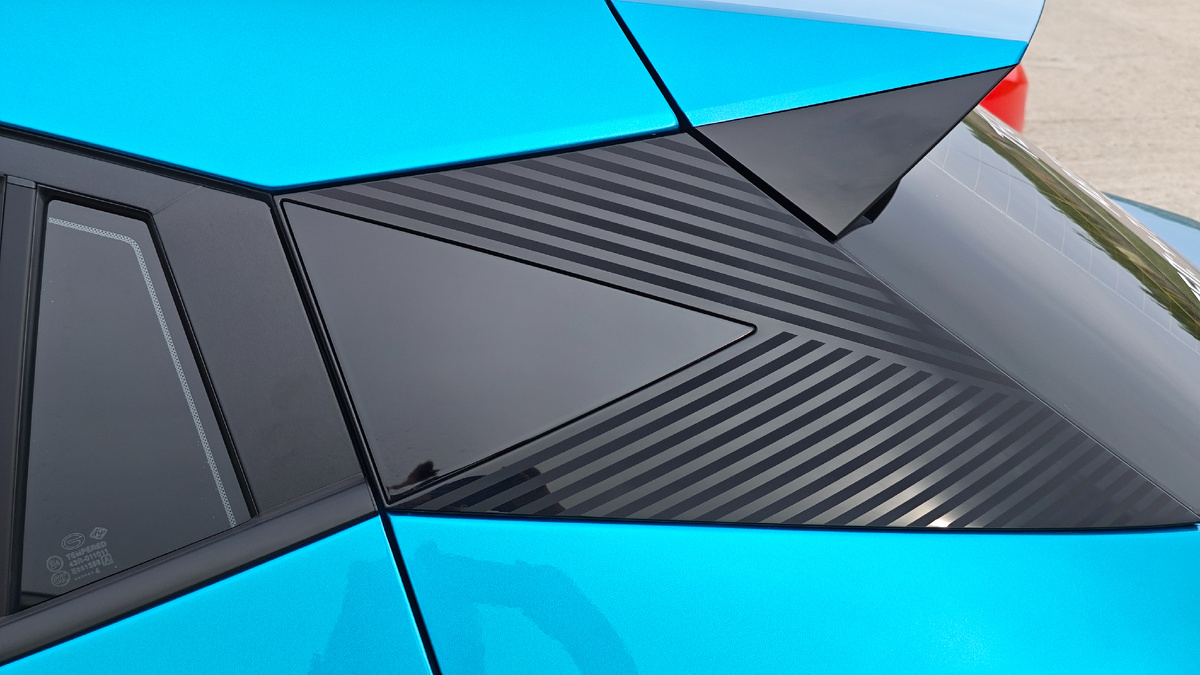 Глухая задняя стойка кузова декорирована рифлением