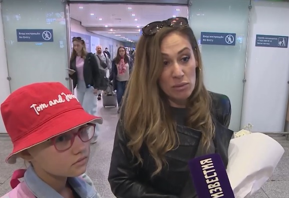     Злата с мамой. Кадр Пятого канала