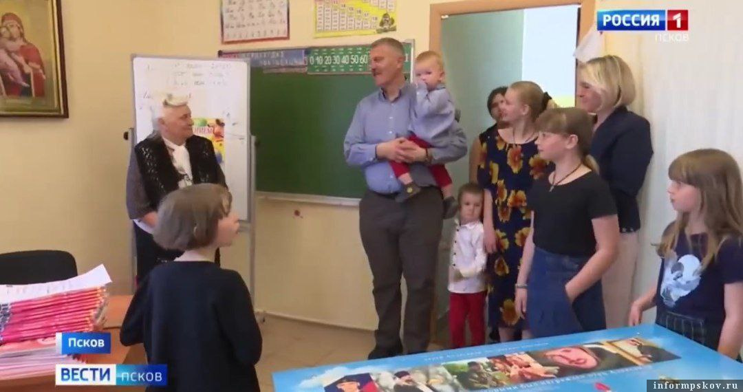 Михаил Ведерников рассказал об адаптации семьи, первой переехавшей в Псковскую область из Европы. Скриншот ГТРК «Псков»
