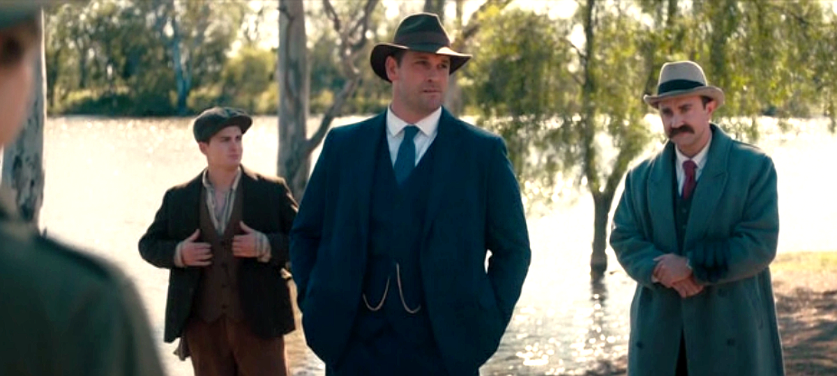 Кадр из фильма "Багровая отмель". Гангстеры...