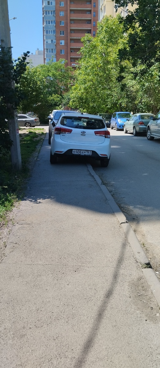 А эта ситуация стала в городе настолько привычной , что на неё уже не обращают внимания, а жаль что наша автоинспекция  в этих ситуациях крайне пассивна, хотя  её прямая обязанность искоренять такие нарушения.