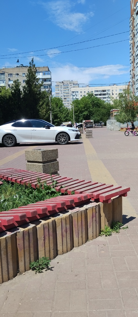 Пешеходная площадка возле школы №10 , выложенная плиткой предназначенна не для парковки автомобилей. Нет ни одного знака разрешающего парковку в этом месте, тем более ,где дети идут в школу и из школы, просто гуляют. Чего ждёт автоинспекция, когда случится беда и кто-нибудь попадёт под колёса автомобиля? 