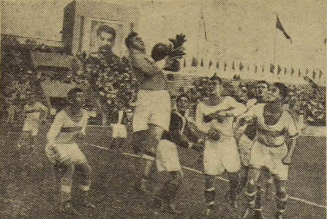 Футбольный матч на первенство СССР по группе «А» между командами «Динамо» (Ленинград) и «Локомотив» (Москва). Фото Н. БОГОЯВЛЕНСКОГО.