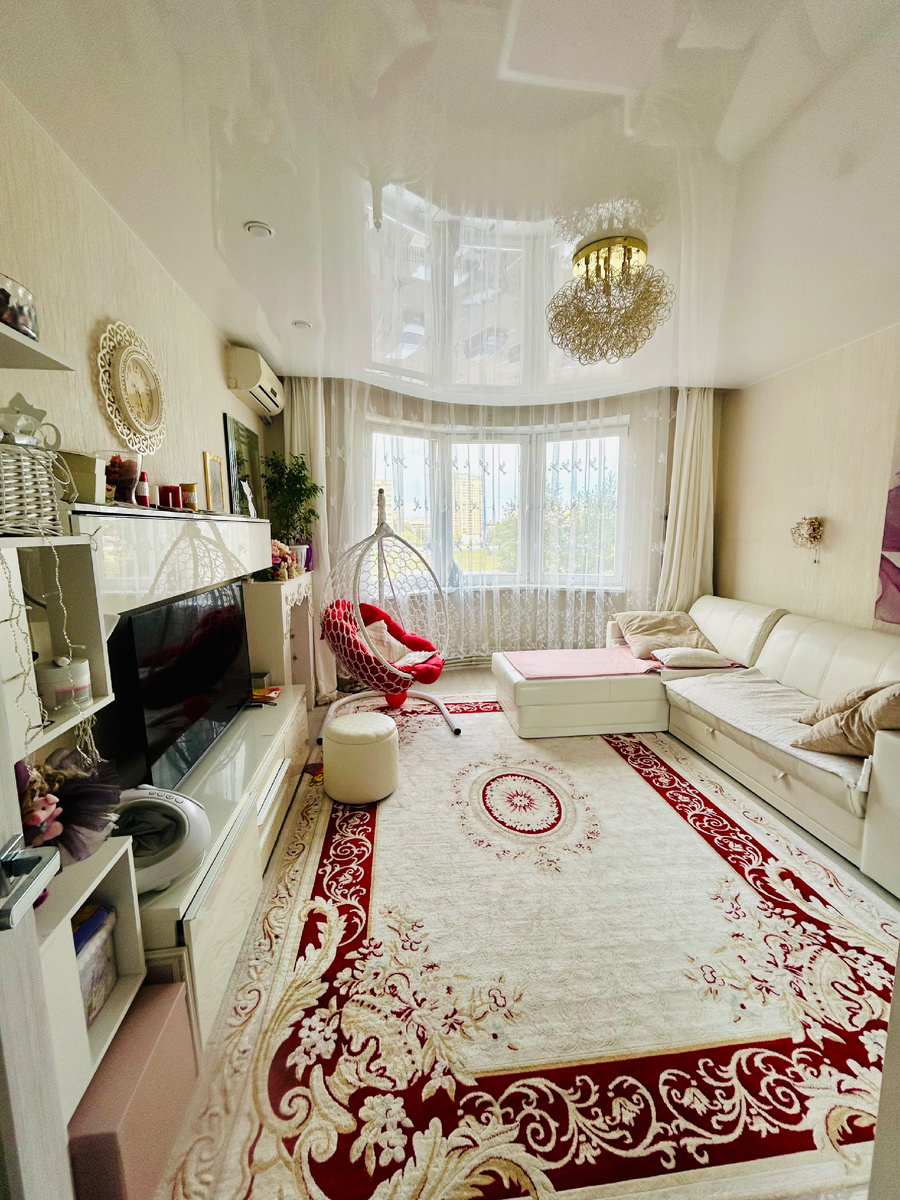 Эта икеевская тумба под телевизор стоит уже лет 10. Состояние как и при покупке, только белый глянец на фасаде от времени стал немного желтоватым. Да в целом в общий стиль комнаты эта мебель уже перестала вписываться. 