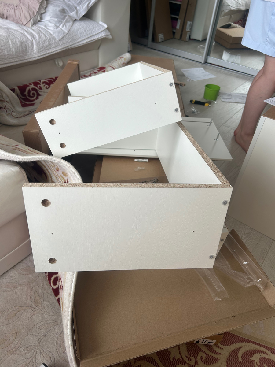 А ведь мебель-то из опилок! Только при сборке это заметила. А еще подумала, что своими собственными руками избавляюсь от мебели из настоящего дерева и заменяю на мебель из опилок…