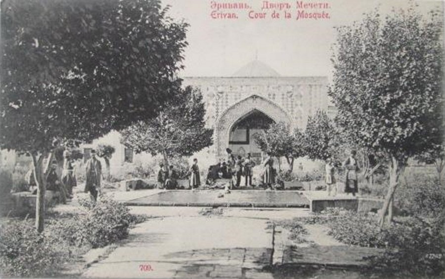 Открытка. Эривань. Двор мечети. 1900-1917 гг. Источник