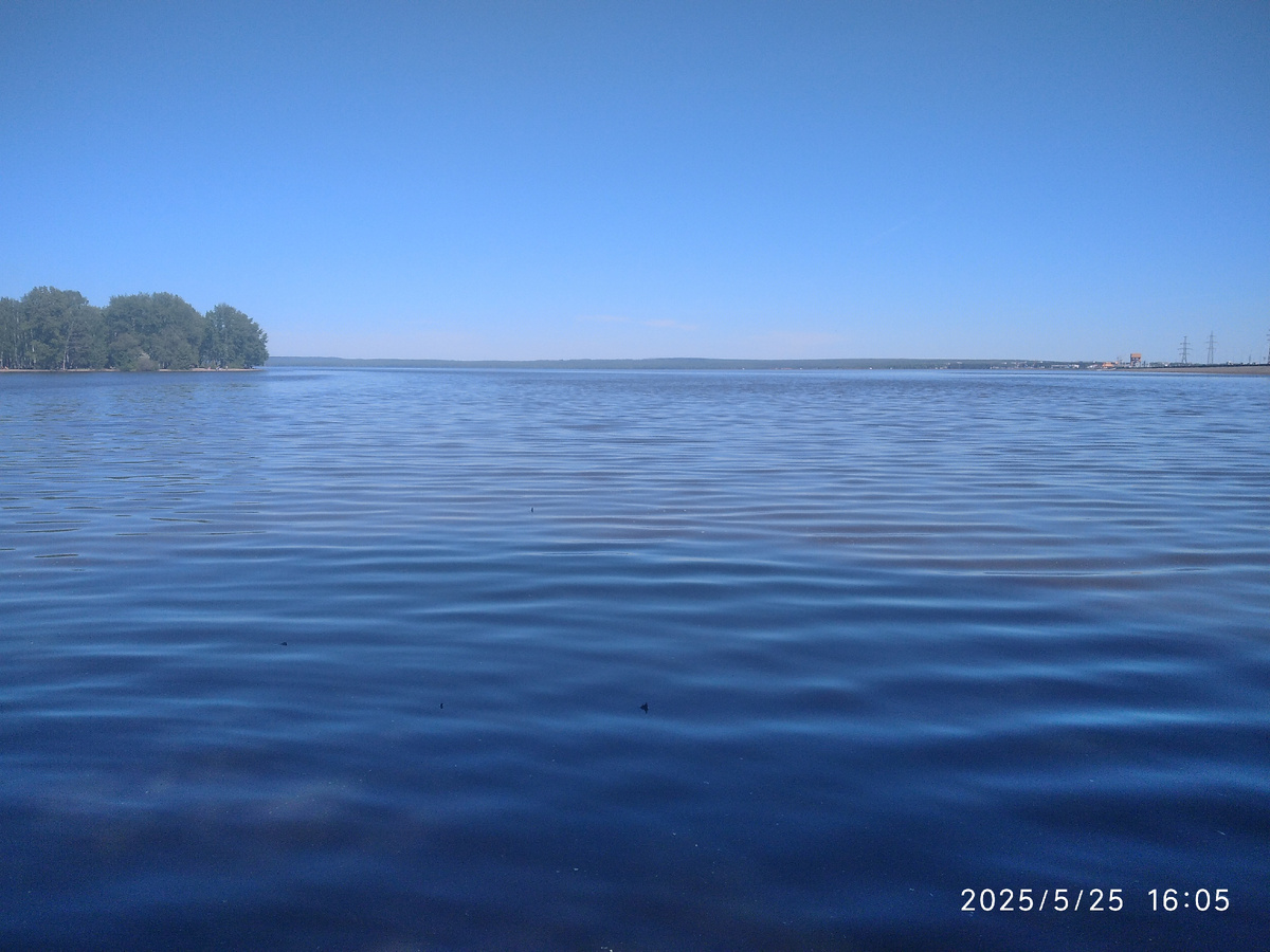 Кама выше плотины, берега и песок на месте, деревья не в воде (фотография моя)