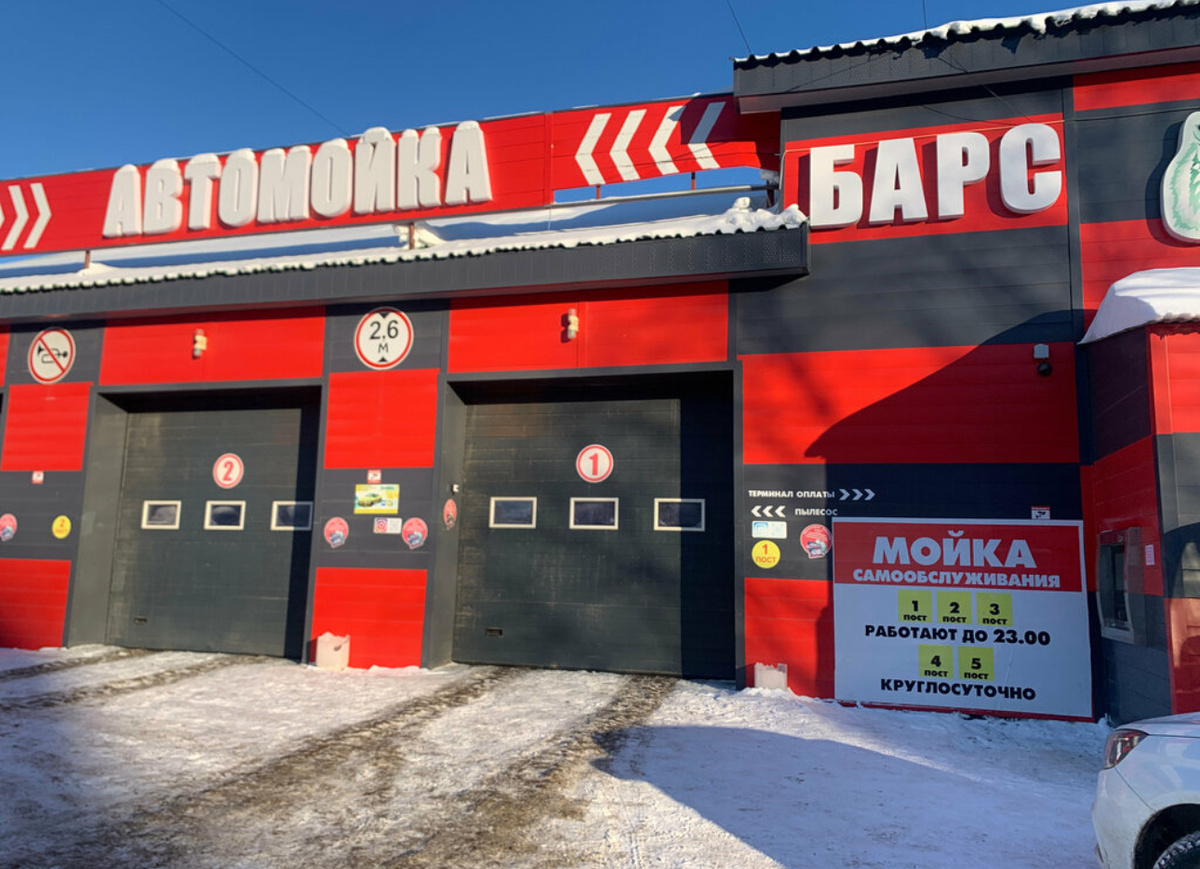Подготовка к мойке
Поставить машину на свободный пост. Если необходимо, вынуть коврики из салона и закрепить их на специальных держателях.
Закрыть все окна и двери в автомобиле, чтобы вода не попала в салон.
Снять антенну или съёмные элементы на крыше (если есть).
Оплатить услугу через терминал, выбрав нужное количество времени для мойки.