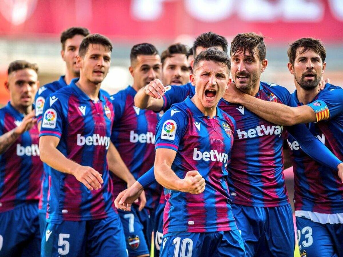    Футболисты испанского клуба "Леванте"© официальнай твиттер футбольного клуба "Леванте"