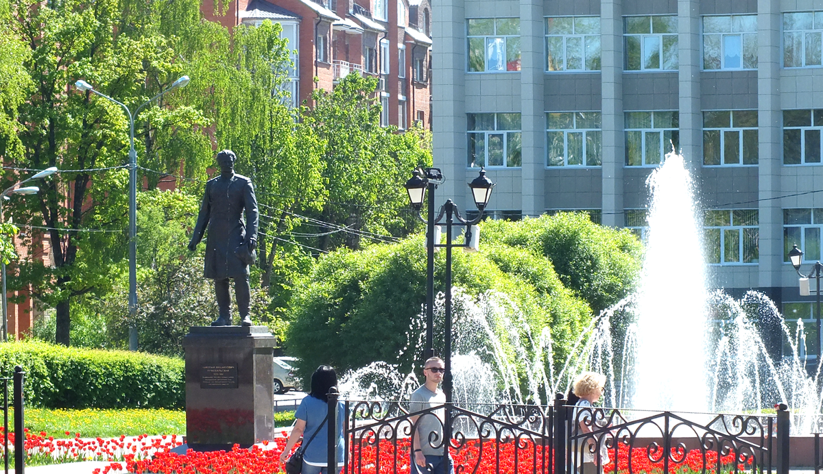 Сквер с фонтаном перед зданием музучилища им. Глинки