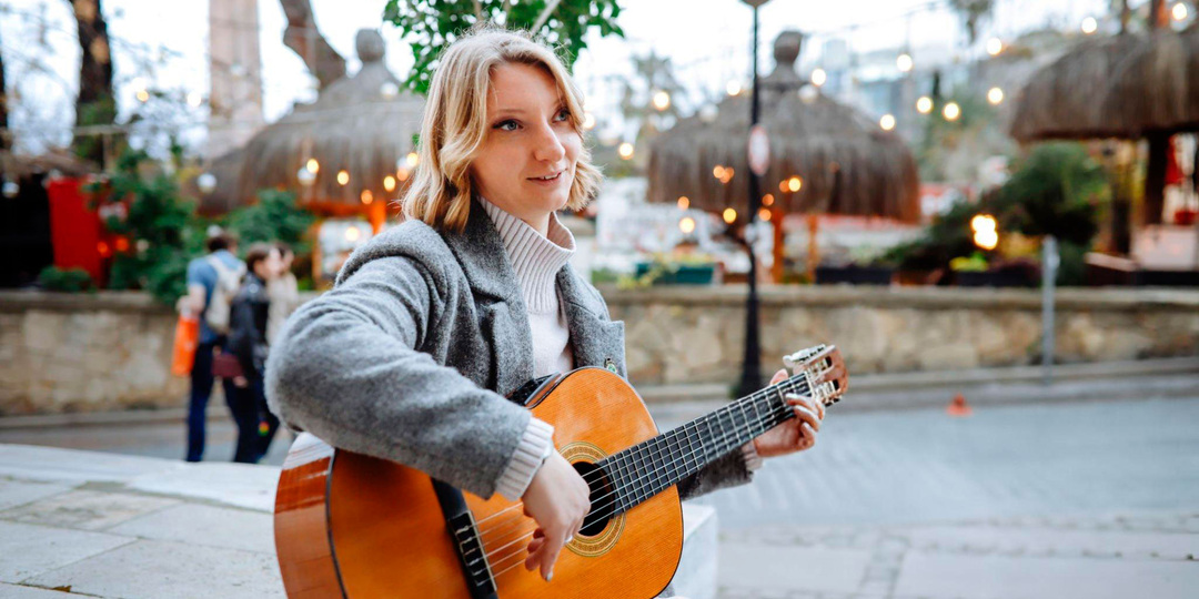 Она пела на улице, пока однажды не остановилась машина…