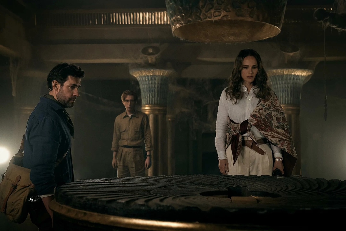 Слева направо: Джон Красински (Люк Пердью), Донат Глисон (Оуэн Карвер) и Шарлотта Пердью (Натали Портман)