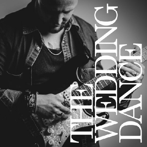 Обложка не- нмв. Невнятна, невыразительна, неинформативна. Гитара нравится, и кольца на руках. Больше и нет ничего здесь, - а то что есть - недостаточно значимо показано.