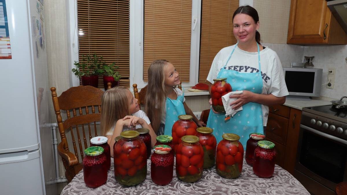    Москвичка Мария Шаверина с дочками консервирует овощи. В регионах заготовки называют «закатка», и это слово модно в сети / Фото: Анатолий Цымбалюк / Вечерняя Москва