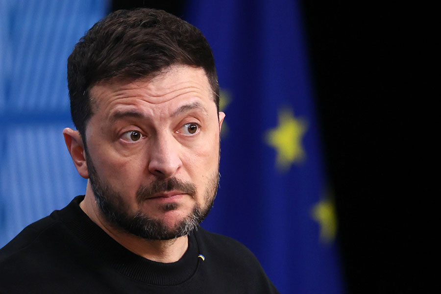 Президент Украины смотрит в сторону на фоне флага ЕС