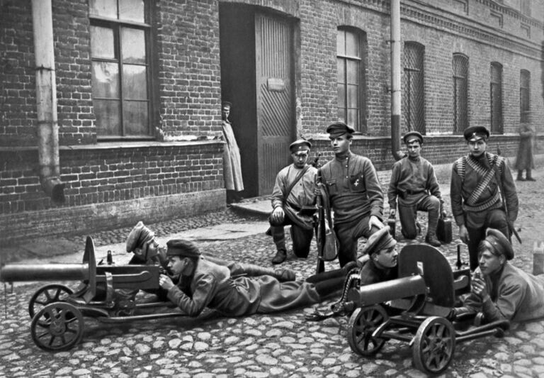 Красноармейцы ведут бой в городе. Фото из открытых источников