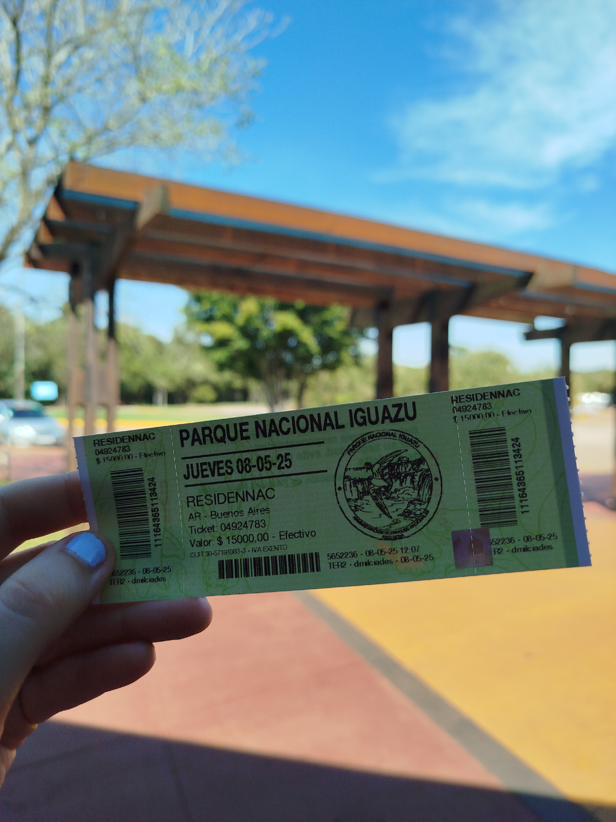 Цены на билеты разные: для аргентинцев/резидентов одна, для туристов другая - в 3 раза дороже