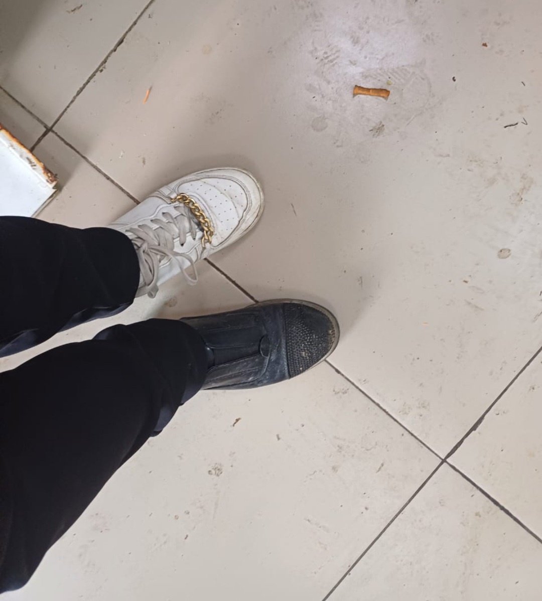 Оказывается одела разную обувь.😄