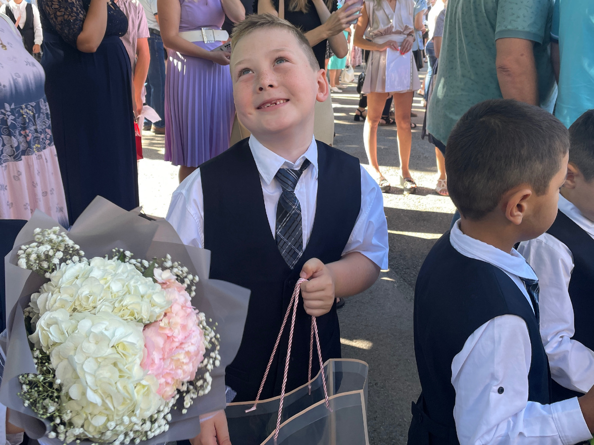 Утро. 2 сентября линейка. Довольный ребенок)