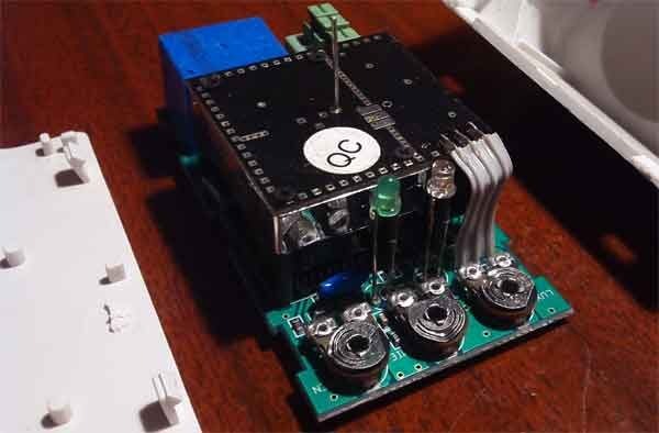 Вот таким выглядит микроволновый датчик движения после съёма корпусной части. То есть – это вид электронной платы системы автоматической коммутации приборов света