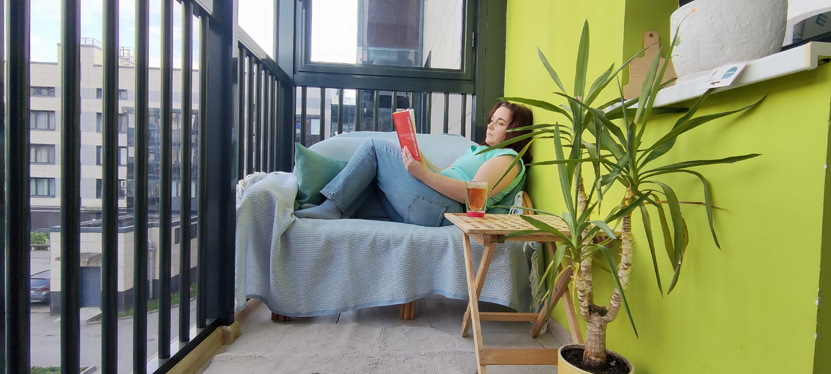 Читаю на своем уютном балкончике