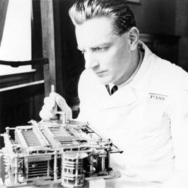 Конрад Эрнст Отто Цузе, создатель первого в истории работающего компьютера, кажется, одна из очень немнмогих его фото во времена третьего рейха. Потом, позже, фотографий будет очень много...